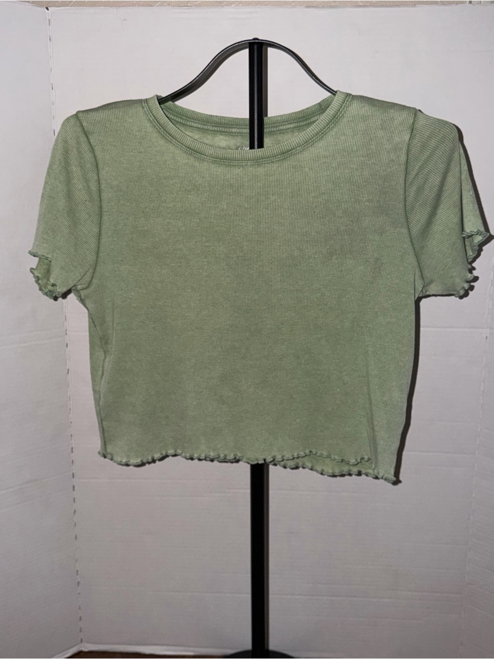 aerie Sage Green Ribbed Lettuce Hem Crop Top